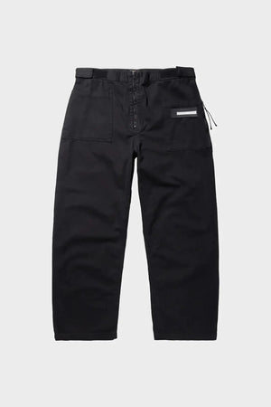 Czarne spodnie typu walking trousers, szerokie nogawki, kieszenie na przodzie.