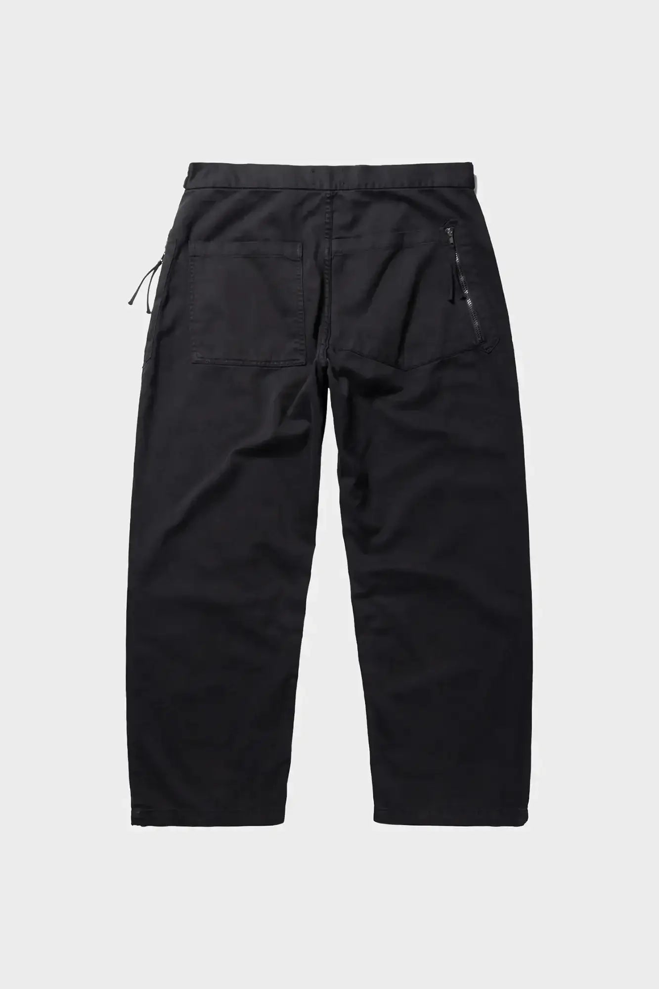 czarne spodnie typu walking trousers, szerokie nogawki, kieszenie z tyłu, minimalistyczny styl