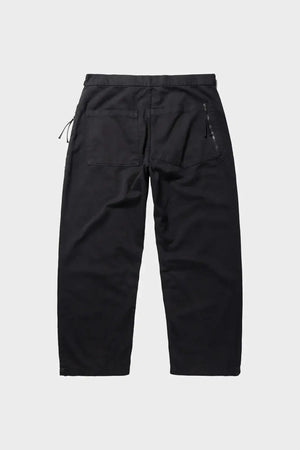 czarne spodnie typu walking trousers, szerokie nogawki, kieszenie z tyłu, minimalistyczny styl