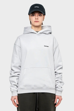 Modelka w jasnej, oversize bluzy z kapturem i czapce z daszkiem, logo bareen, moda streetwear