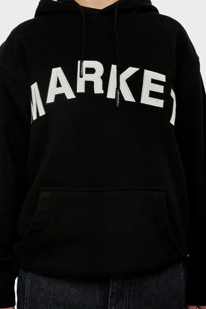 Czarna bluza z kapturem, duży biały napis MARKET na przodzie, kieszeń kangurka, styl streetwear