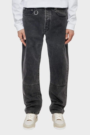 Czarne luźne jeansy z przeszyciami na nogawkach, męska stylizacja streetwear
