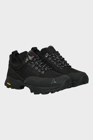 czarne buty trekkingowe z siateczką, grubą podeszwą Vibram i okrągłymi sznurowadłami