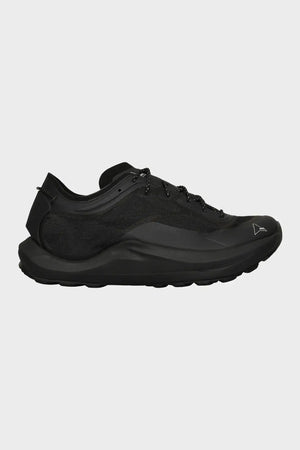 Czarny sneaker męski o nowoczesnym designie, sportowa podeszwa, sznurowadła