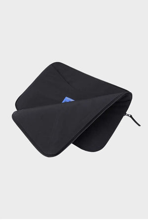 Czarna etui na laptopa z suwakiem, minimalistyczny design, niebieska metka