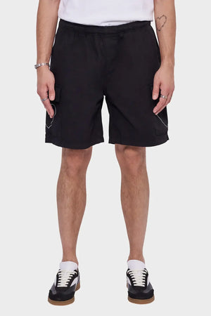 Czarne szorty cargo męskie z kieszeniami, białe detale, styl streetwear
