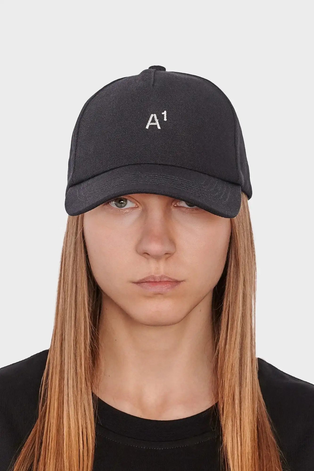 Czarna czapka z daszkiem z białym napisem A1, minimalistyczny styl streetwear