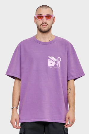 Mężczyzna w fioletowej koszulce oversize z nadrukiem, różowe okulary, moda streetwear