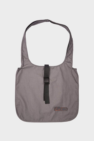 Szara torba na ramię z klamrą, minimalistyczny design, modny dodatek unisex