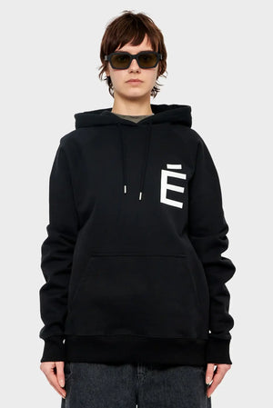 Czarna bluza z kapturem, biały nadruk, kieszeń kangurka, styl streetwear, modelka w okularach