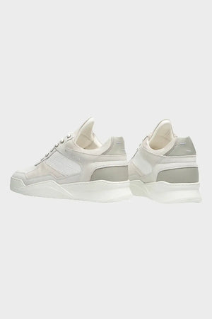 białe sneakersy męskie z siateczką i zamszowymi wstawkami, modne buty streetwear