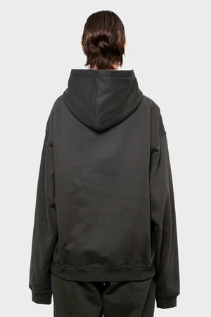 Czarna bluza z kapturem oversize, widok od tyłu, proste rękawy, gładki materiał