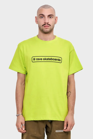 Mężczyzna w limonkowej koszulce rave skateboards, moda streetwear, t-shirt unisex