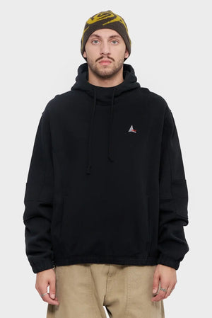 Mężczyzna w czarnej bluzie z kapturem i brązowej czapce zimowej, moda streetwear