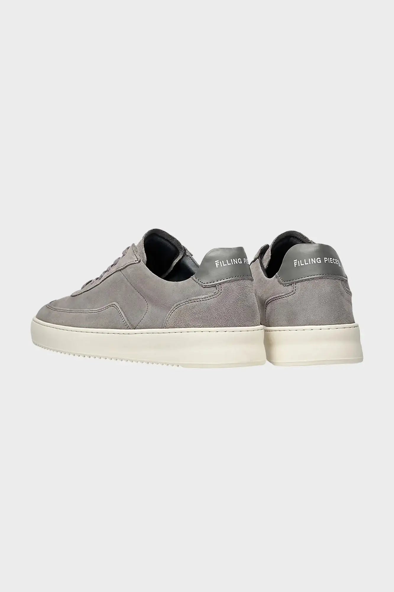 Szare sneakersy zamszowe na białej podeszwie, minimalistyczny design, tył z logo.
