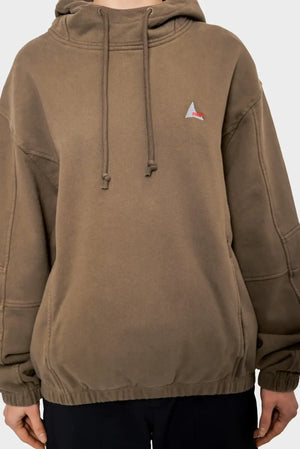 Brązowa bluza z kapturem, logo ROA, długie rękawy, minimalistyczny styl streetwear