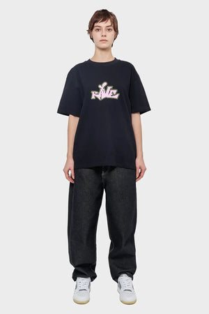 Osoba w czarnej koszulce z napisem RAVE, luźne jeansy, białe sneakersy, styl streetwear