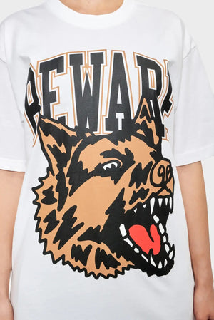 Biały t-shirt z dużym nadrukiem groźnego psa i napisem BEWARE, moda streetwear