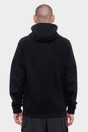Mężczyzna w czarnej bluzie z kapturem, widok od tyłu, styl streetwear