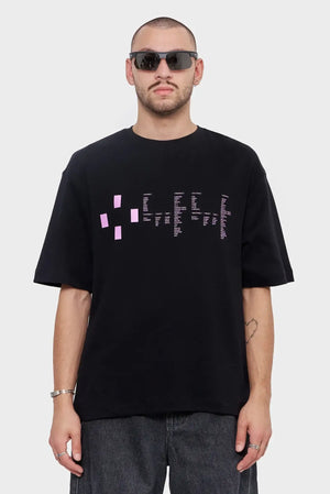 Mężczyzna w czarnym t-shircie z różowym nadrukiem i w okularach przeciwsłonecznych