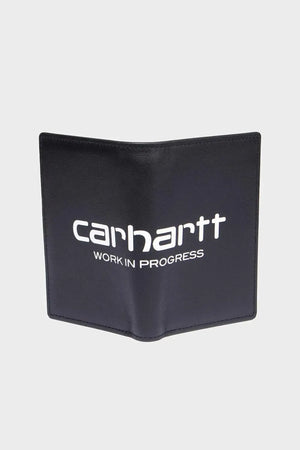 czarny portfel materiałowy z białym napisem carhartt work in progress na jasnym tle
