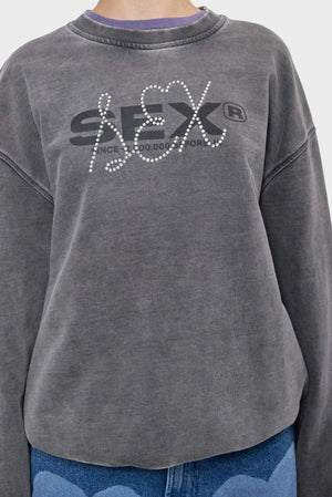 Szara bluza z okrągłym dekoltem, zdobiona napisem i kryształkami, modna odzież streetwear