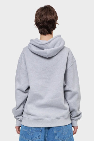 Szara bluza z kapturem oversize, tył, styl streetwear, dżinsowe spodnie