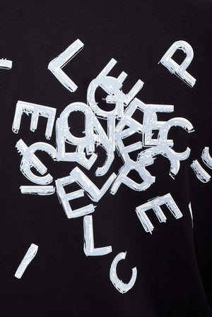Czarna koszulka z białym, abstrakcyjnym nadrukiem liter, nowoczesna moda streetwear