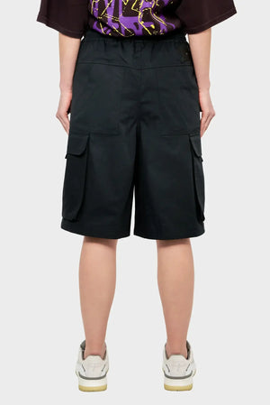 czarne szorty cargo z kieszeniami z tyłu, styl streetwear, widok od tyłu