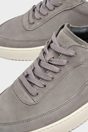 Szare zamszowe sneakersy z jasną podeszwą, nowoczesny design, sportowe buty męskie