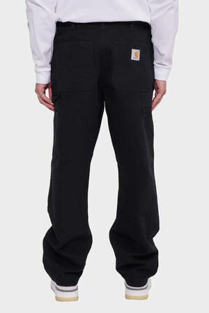 Czarne spodnie robocze z prostą nogawką, kieszenie z tyłu, widoczne logo, styl streetwear