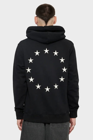 Czarna bluza z kapturem, białe gwiazdy w okręgu na plecach, styl streetwear męski.