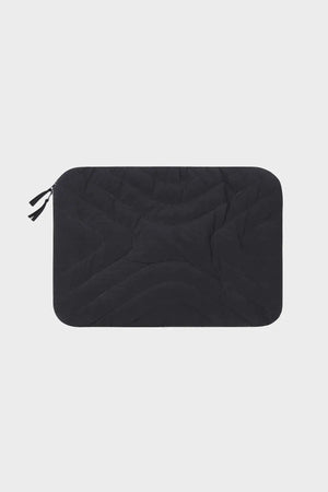 Czarna pikowana etui na laptop z zamkiem, minimalistyczny design na białym tle.