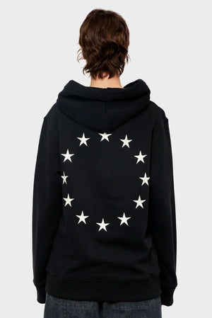 Czarna bluza z kapturem, białe gwiazdy w okręgu na plecach, styl streetwear