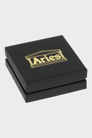 Czarne pudełko prezentowe z logo Aries w złotym kolorze, minimalistyczny design