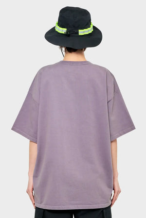 Oversize fioletowy t-shirt unisex, czarny kapelusz z neonowym paskiem, widok z tyłu