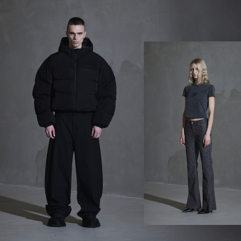 Mężczyzna w czarnej puchowej kurtce i szerokich spodniach, kobieta w szarym t-shircie i wzorzystych spodniach, minimalistyczna moda streetwear na tle szarej ściany