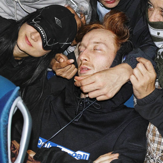 Grupa młodych osób w modnych ubraniach streetwear, zbliżenie na twarze i ręce