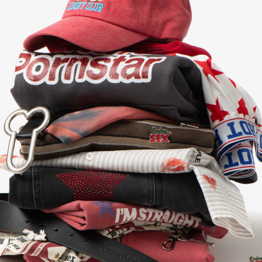 Kobieta w różowej koszulce z nadrukiem kota i beżowej czapce, styl streetwear