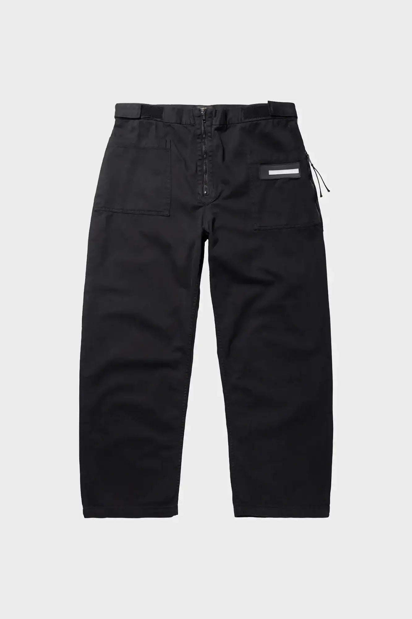 Czarne spodnie typu walking trousers, szerokie nogawki, kieszenie na przodzie.