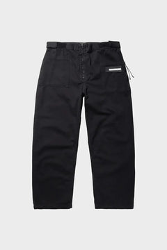 Czarne spodnie typu walking trousers, szerokie nogawki, kieszenie na przodzie.