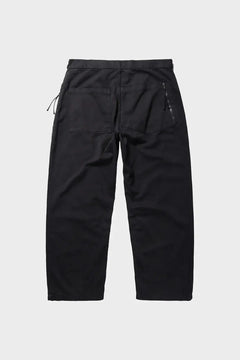 czarne spodnie typu walking trousers, szerokie nogawki, kieszenie z tyłu, minimalistyczny styl