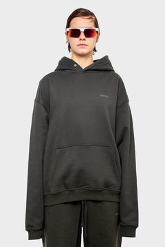 Osoba w ciemnej bluzy z kapturem i okularach sportowych, minimalistyczna moda streetwear