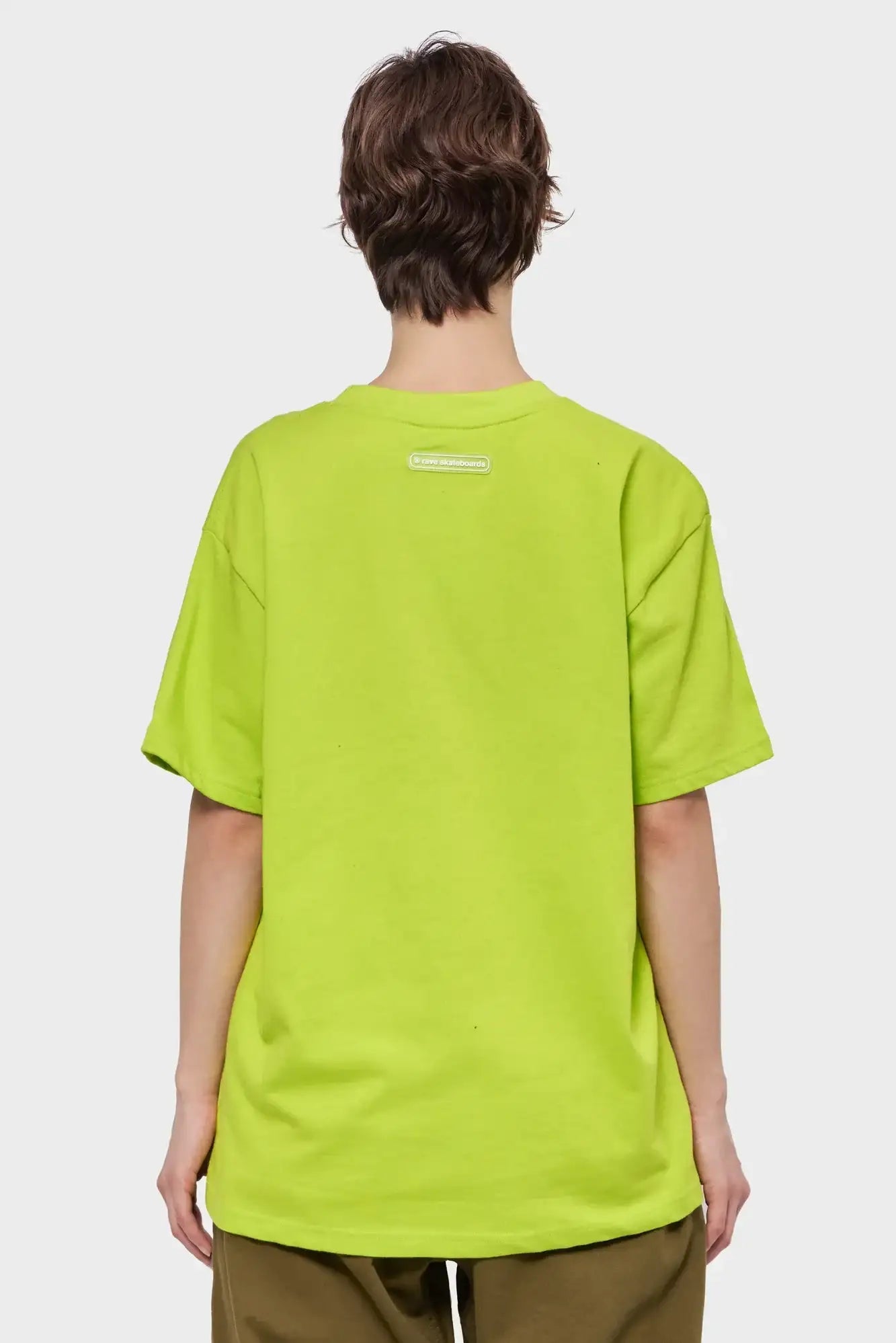 Limonkowy t-shirt oversize z krótkim rękawem, widok od tyłu, minimalistyczny styl
