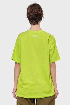 Limonkowy t-shirt oversize z krótkim rękawem, widok od tyłu, minimalistyczny styl