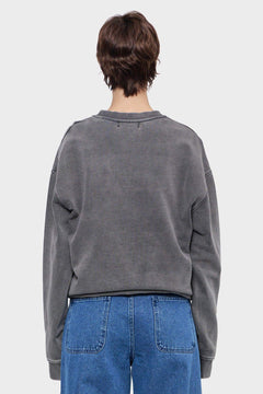 Szara bluza oversize z długim rękawem, jeansowe spodnie, widok od tyłu