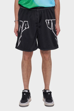Czarne sportowe szorty męskie z białymi nadrukami, styl streetwear, sneakersy