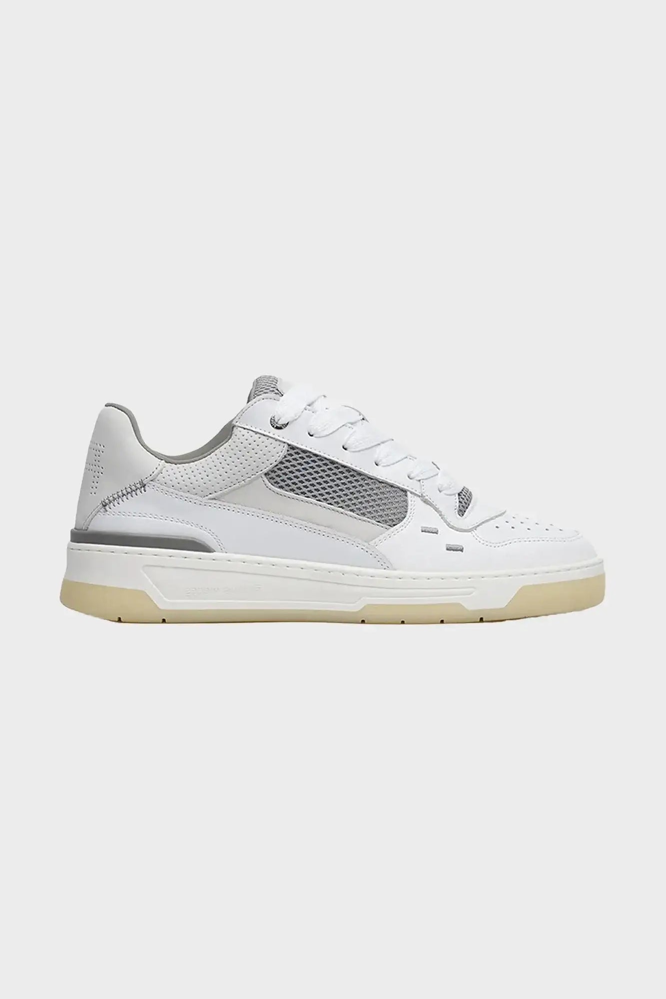 Białe sneakersy męskie z siateczką, skórzane, na beżowej podeszwie