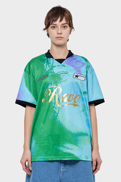 Kobieta w kolorowej koszulce z nadrukiem Rave, modne ubrania streetwear, oversize