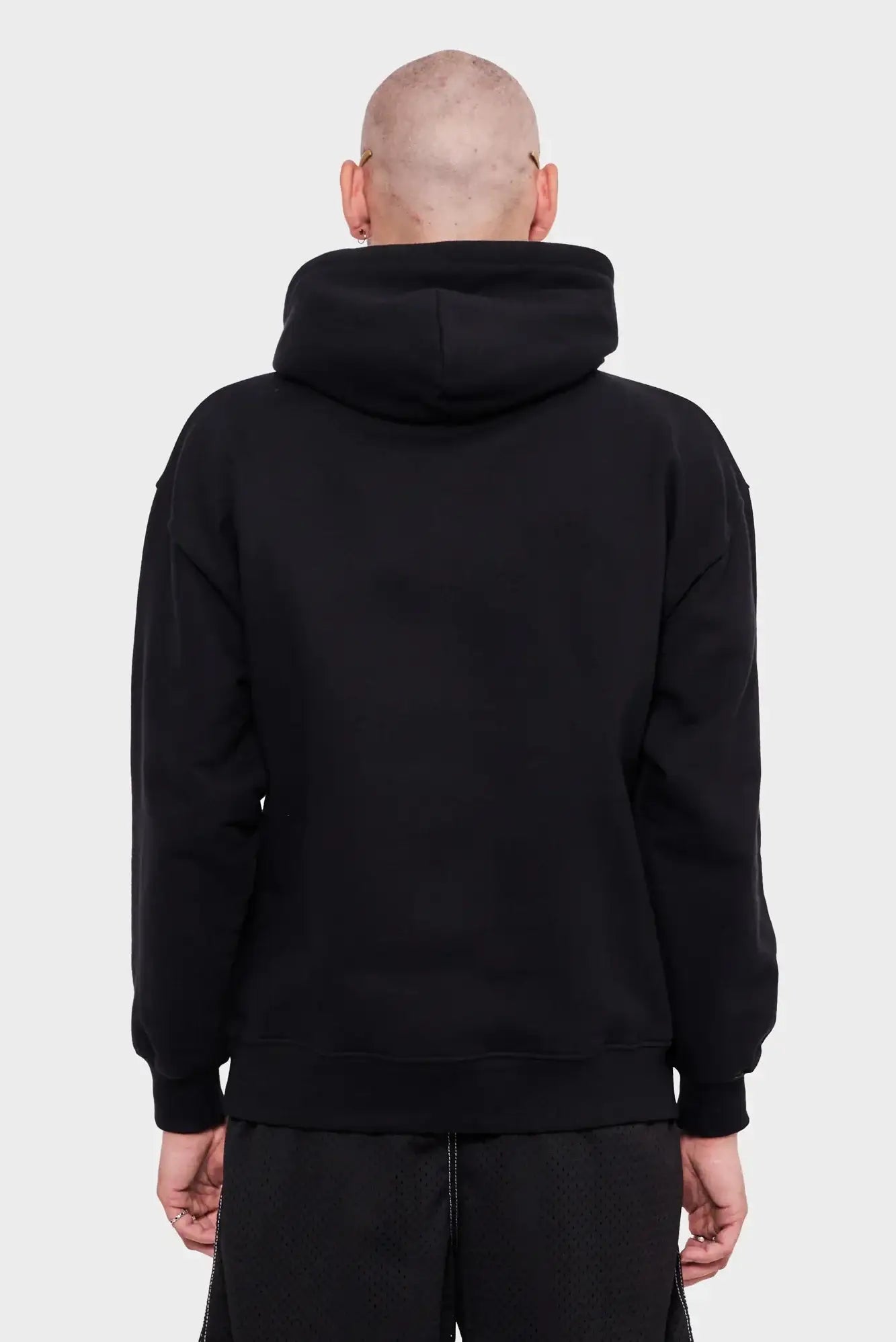 Czarna bluza z kapturem oversize, widok z tyłu, moda streetwear męska
